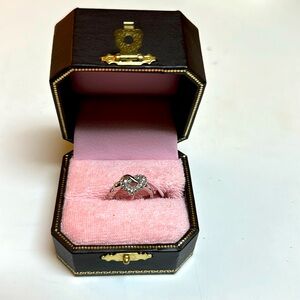 Juicy Couture White Gold Plated Diamante heart love knot ring sz 6 MINT IN BOX